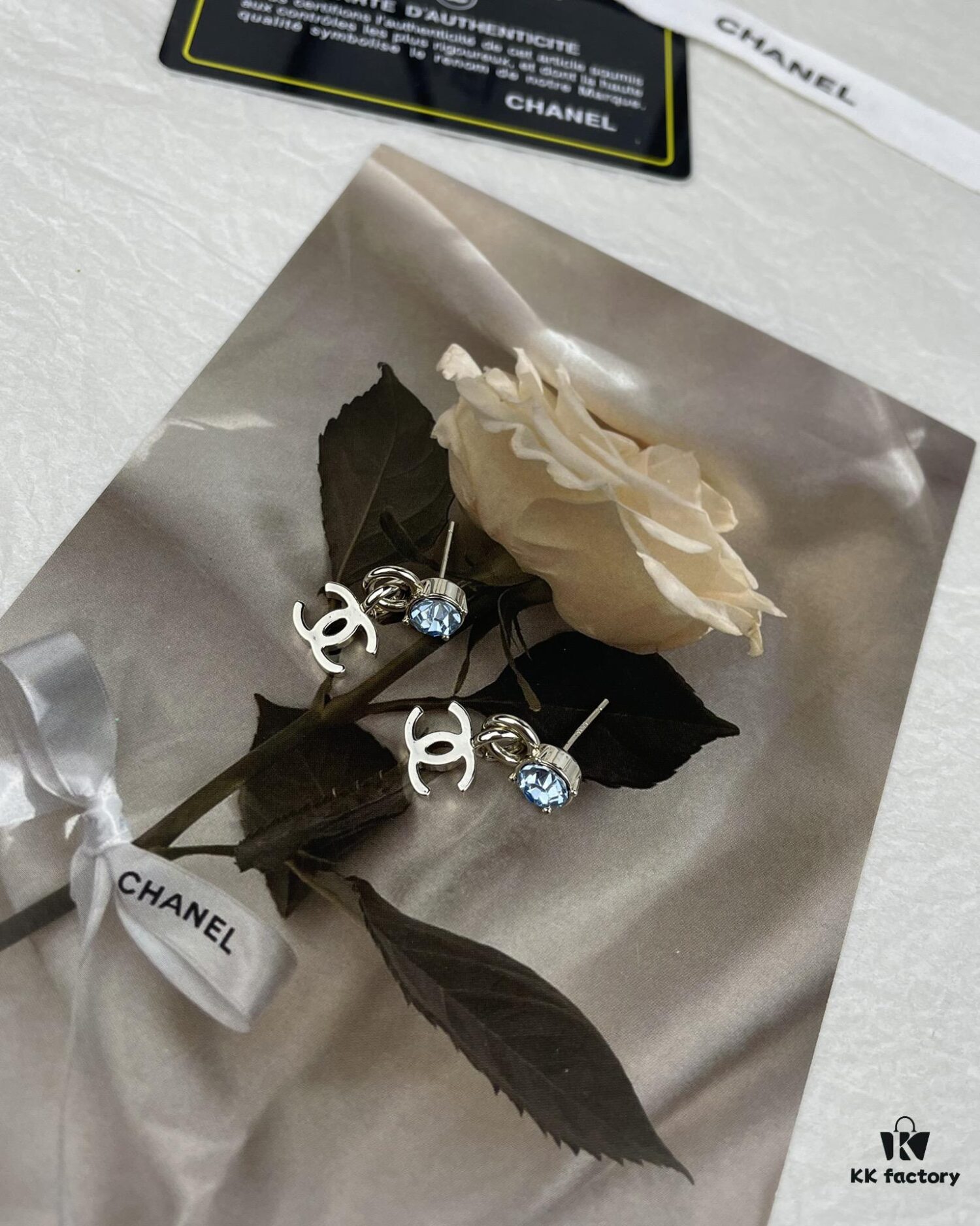 Xiaoxiang New Arrival Light Blue Rhinestone Round Double C Pendant Earrings