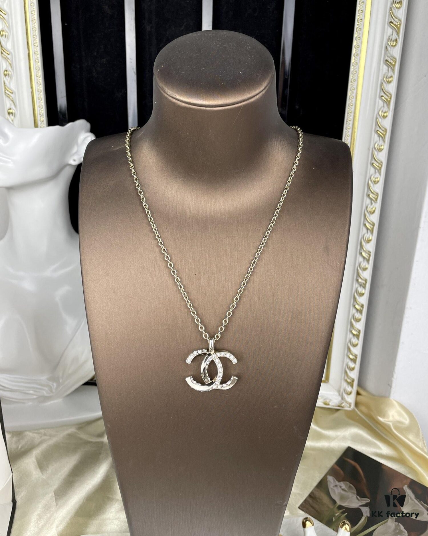 CHANE New Style Collarbone Chain with Twisted Edge and Rhinestone Detail Necklace