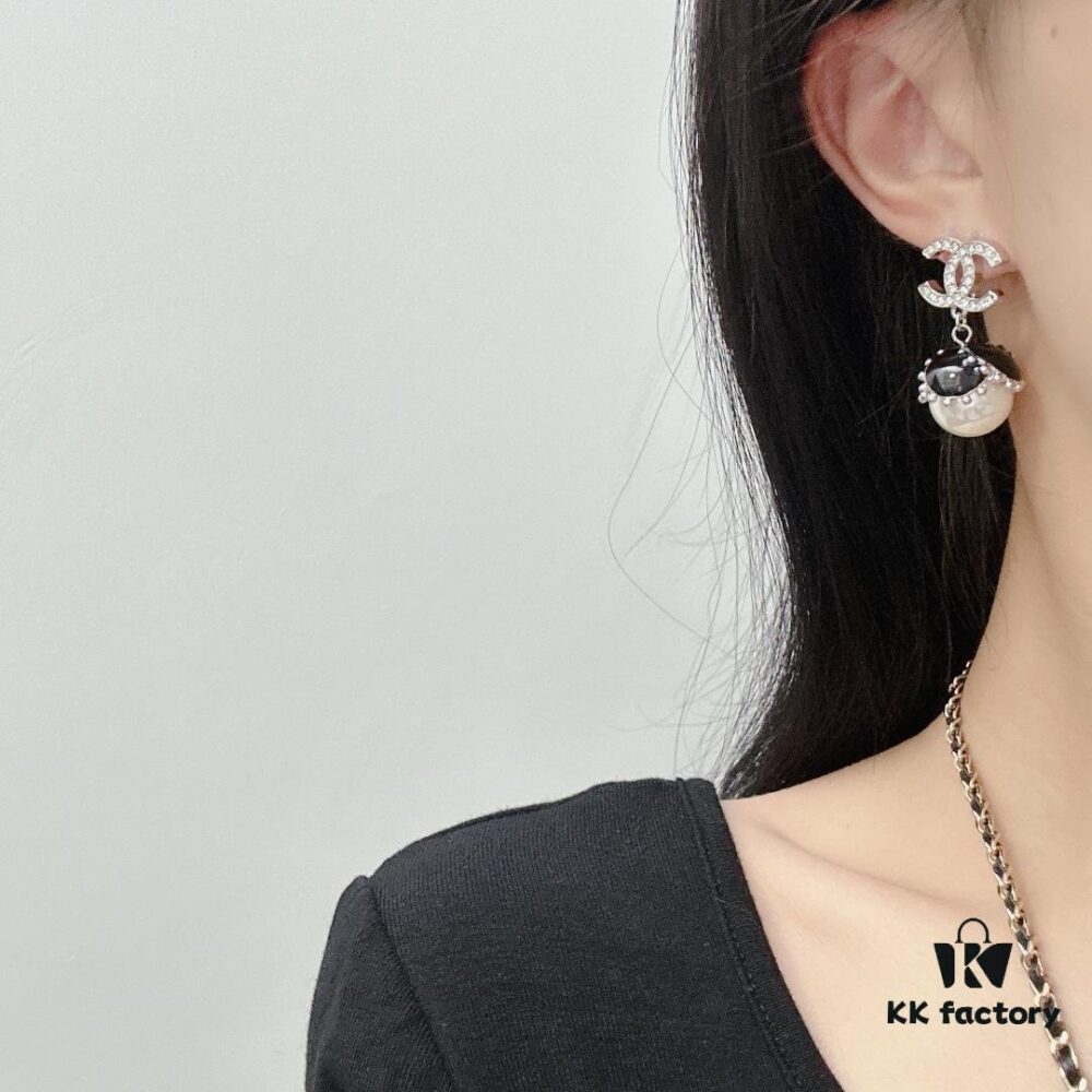 New Xiaoxiang Double C Black Pearl Earrings, Brand Fashion and Versatile