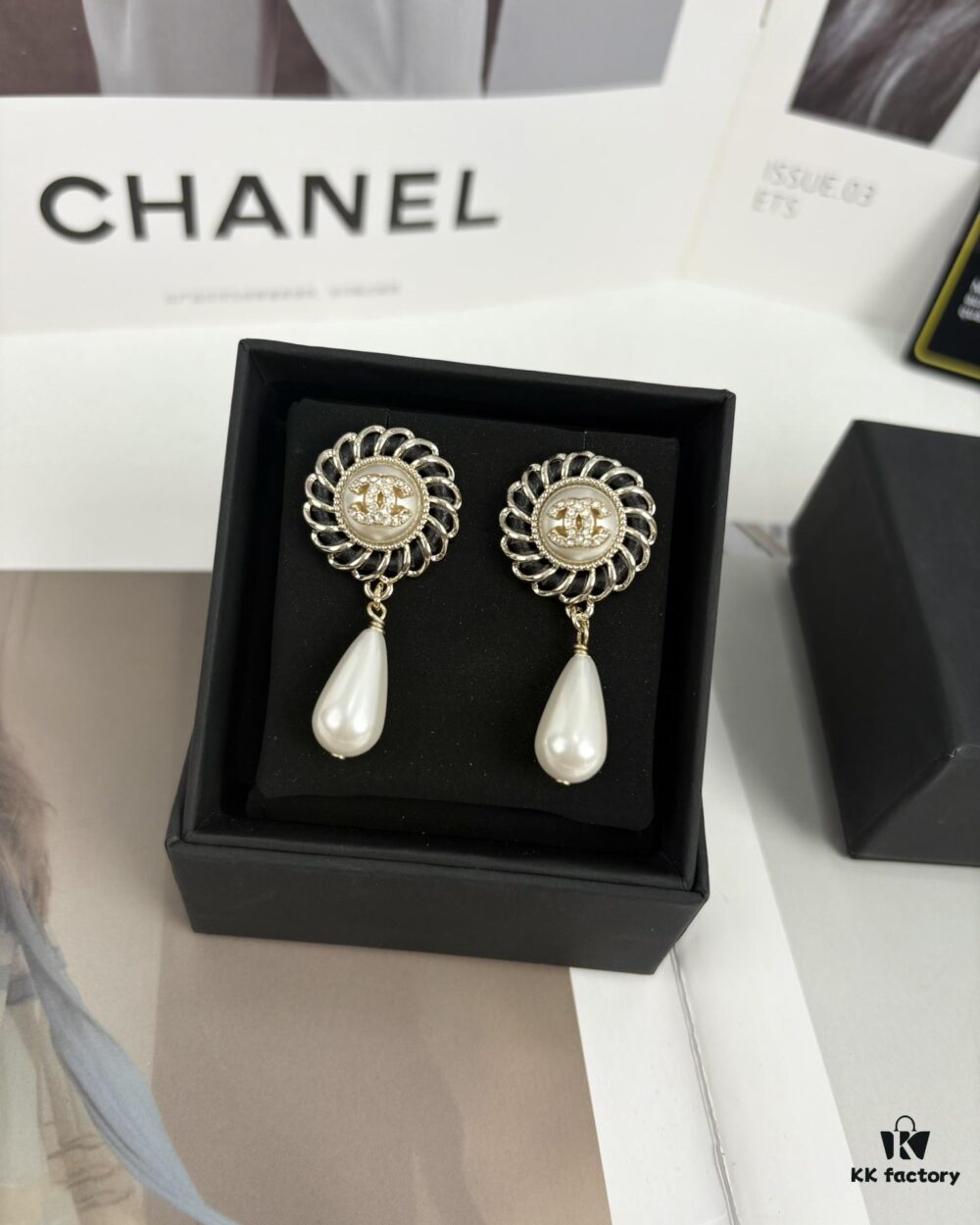 Xiaoxiang New Arrival European and American Style Unique Elegant Black Leather Drip Pearl Earrings