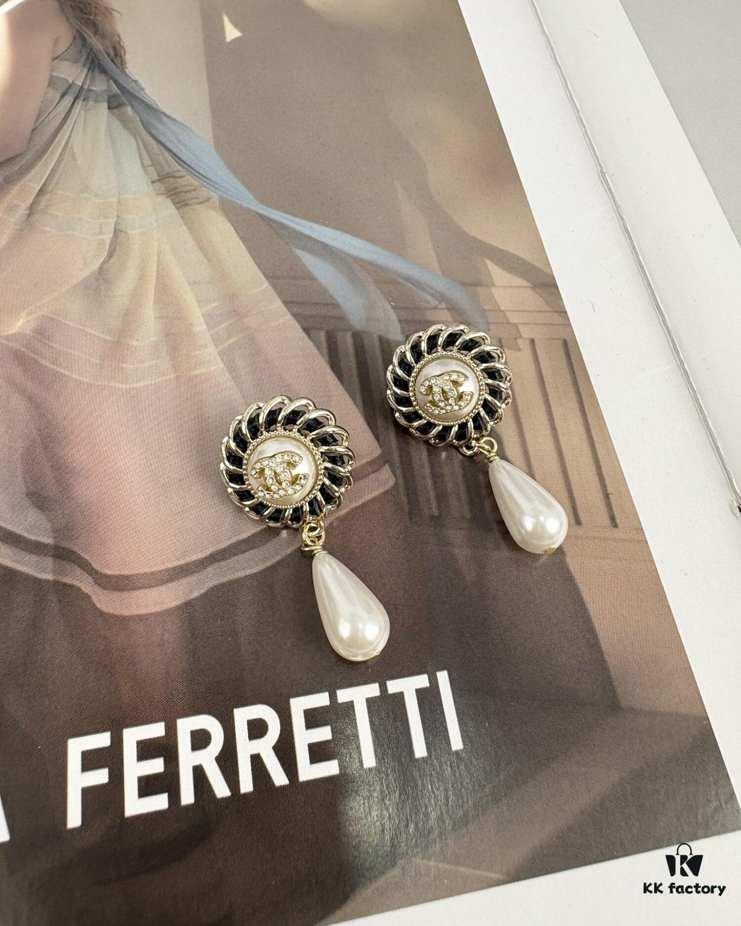 Xiaoxiang New Arrival European and American Style Unique Elegant Black Leather Drip Pearl Earrings