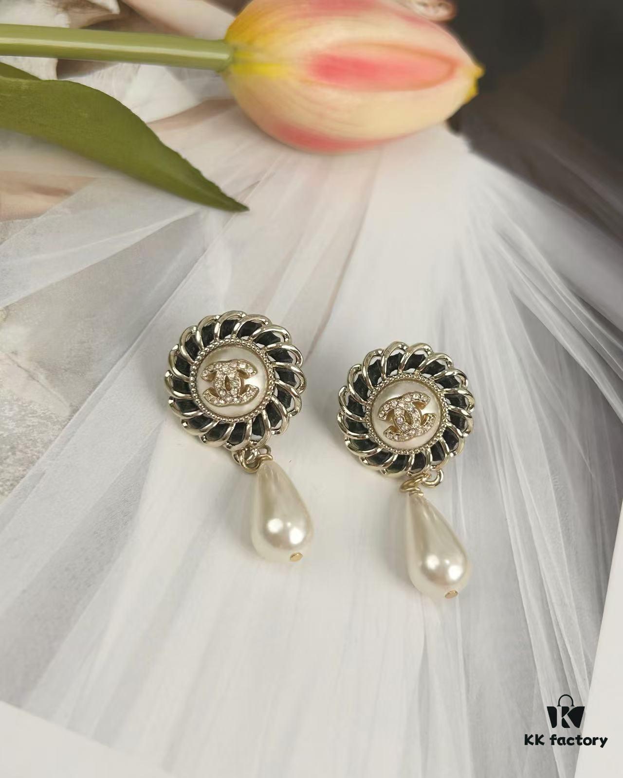 Xiaoxiang New Arrival European and American Style Unique Elegant Black Leather Drip Pearl Earrings