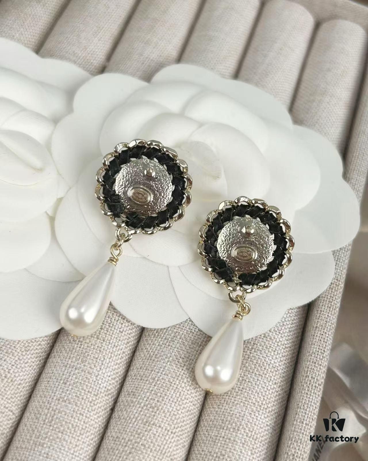 Xiaoxiang New Arrival European and American Style Unique Elegant Black Leather Drip Pearl Earrings