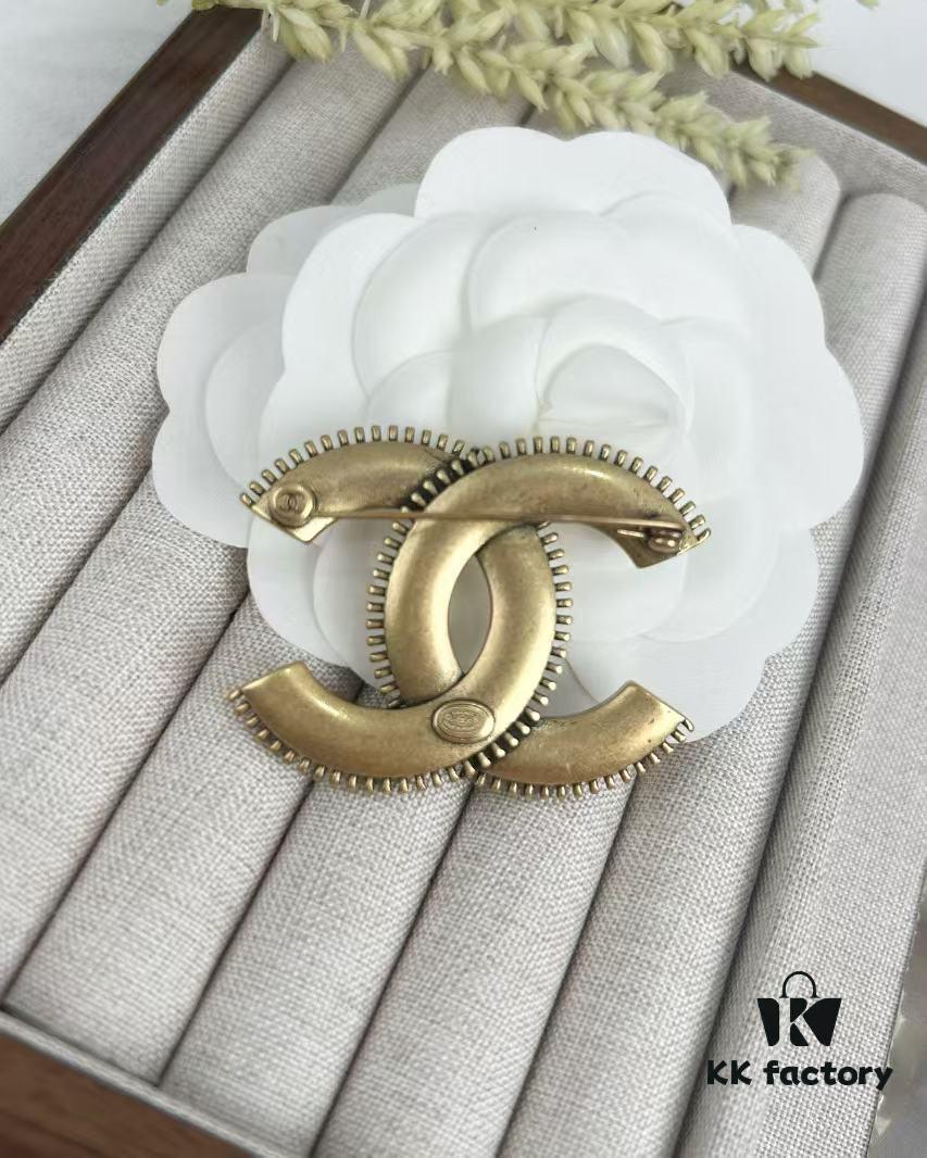 Xiaoxiang New Arrival Vintage Gold Double C White Elegant Brooch 🍂✨