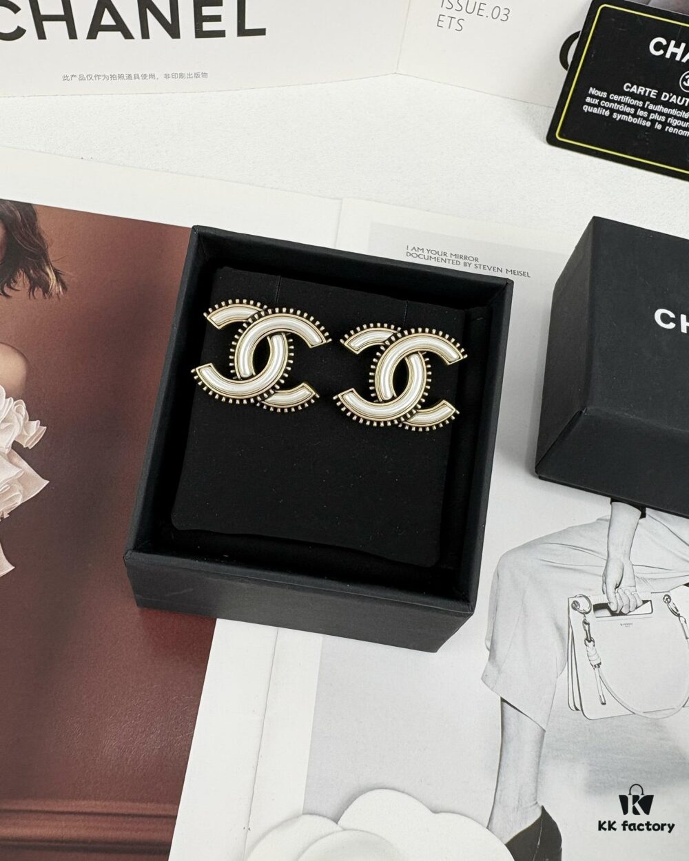 Xiaoxiang New Arrival Vintage Beige Gold Double C Minimalist Resin White Stud Earrings