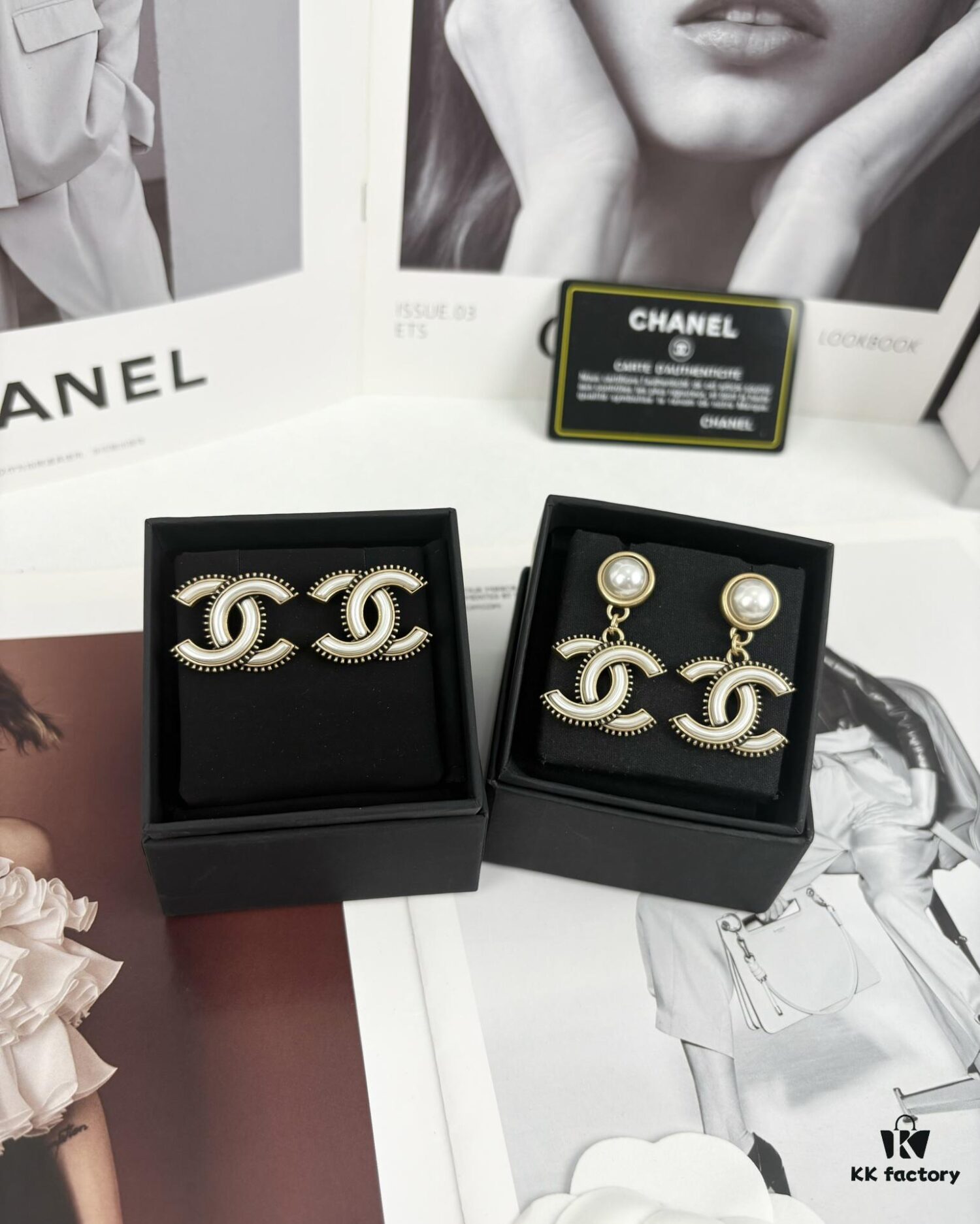 Xiaoxiang New Arrival Vintage Beige Gold Double C Minimalist Resin White Stud Earrings