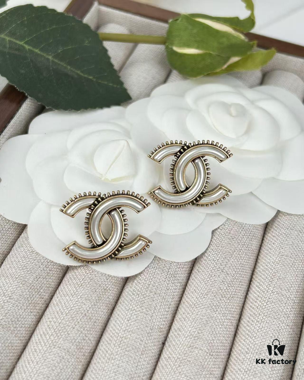 Xiaoxiang New Arrival Vintage Beige Gold Double C Minimalist Resin White Stud Earrings