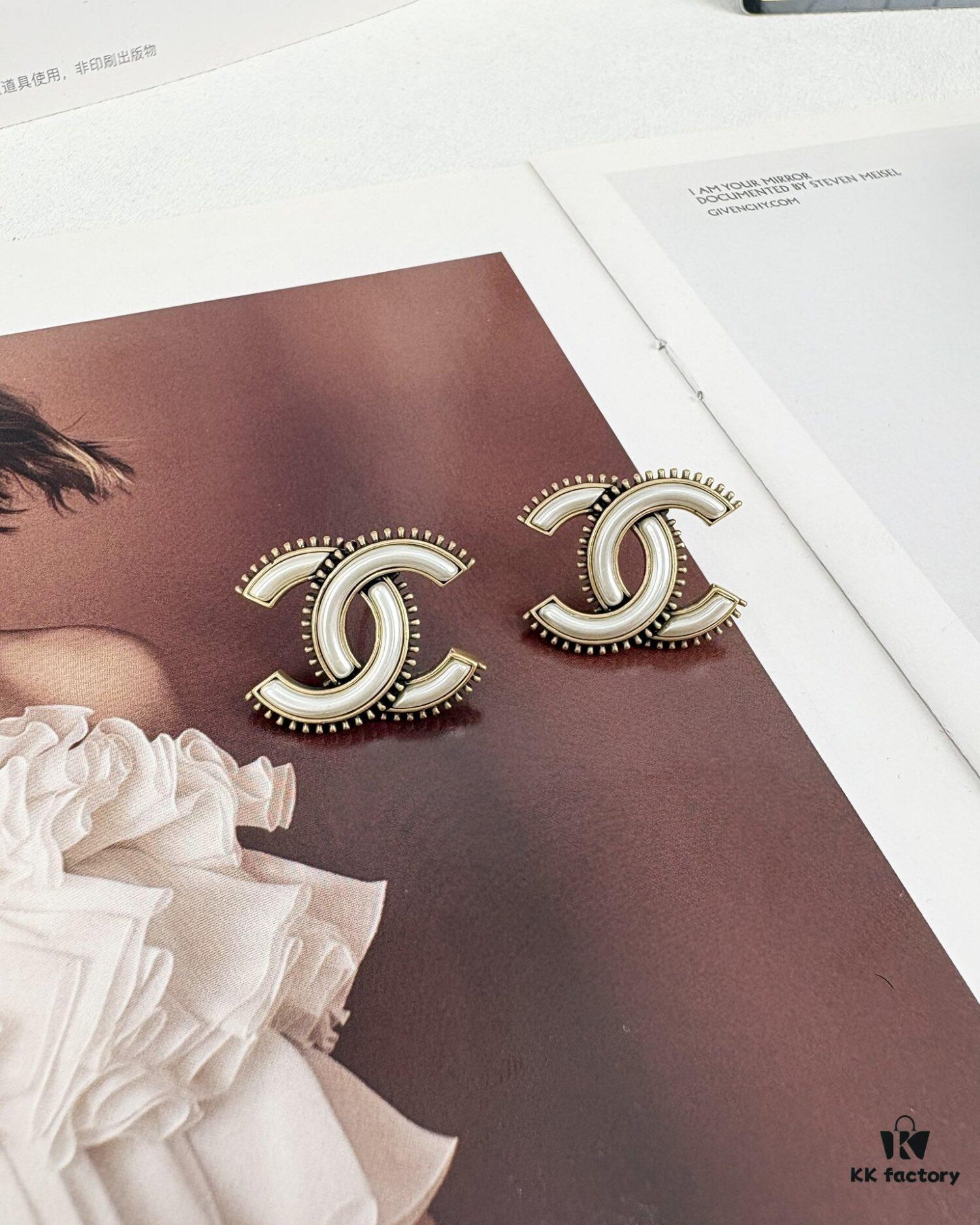 Xiaoxiang New Arrival Vintage Beige Gold Double C Minimalist Resin White Stud Earrings