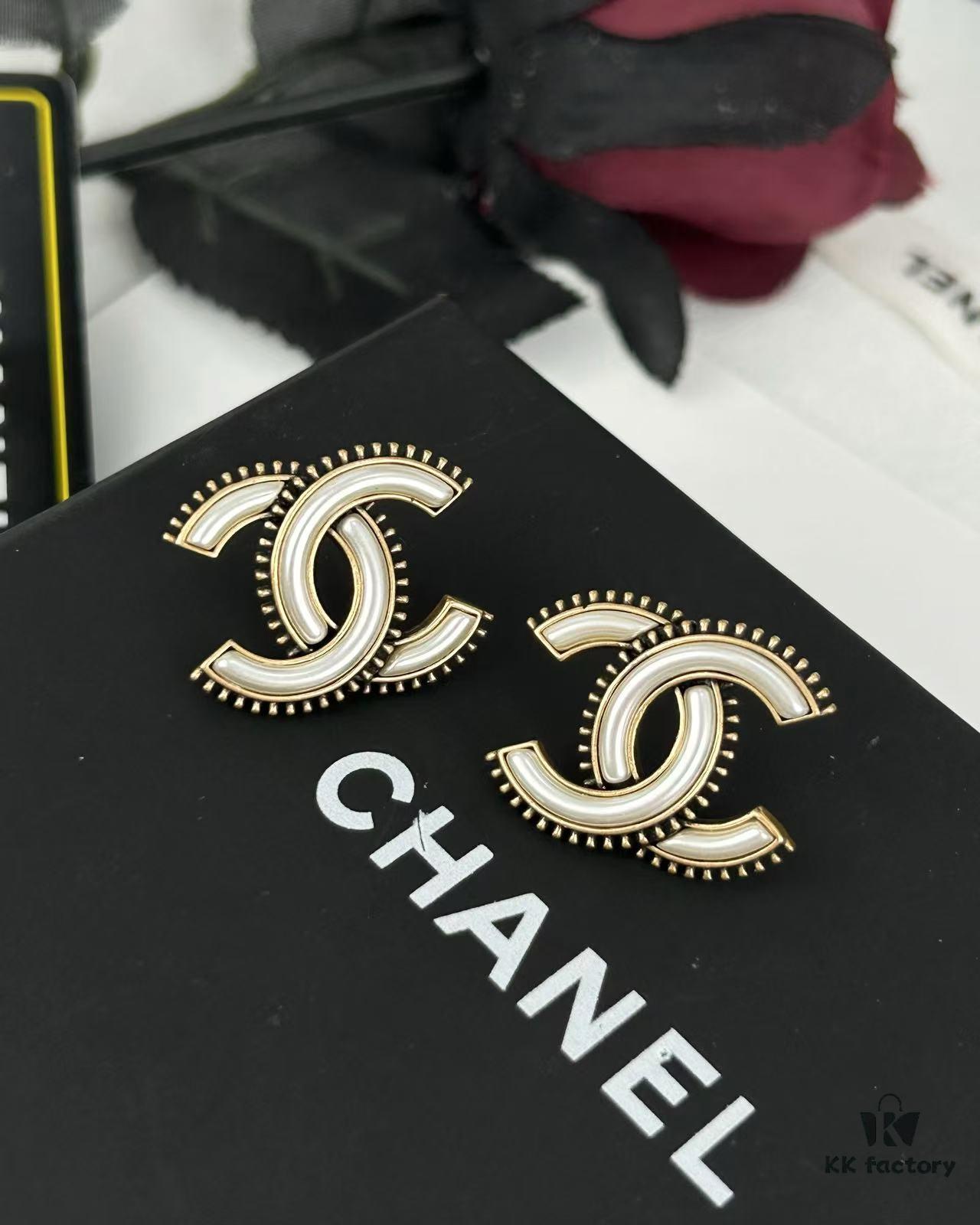 Xiaoxiang New Arrival Vintage Beige Gold Double C Minimalist Resin White Stud Earrings