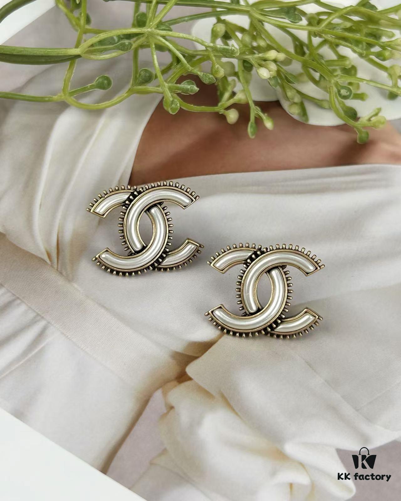 Xiaoxiang New Arrival Vintage Beige Gold Double C Minimalist Resin White Stud Earrings