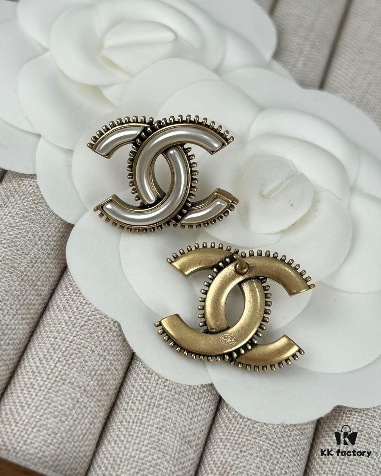 Xiaoxiang New Arrival Vintage Beige Gold Double C Minimalist Resin White Stud Earrings