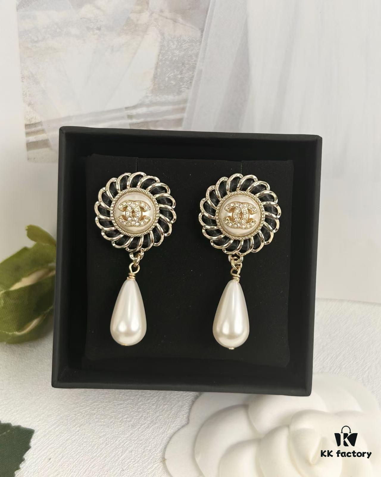 Xiaoxiang New Arrival European and American Style Unique Elegant Black Leather Drip Pearl Earrings