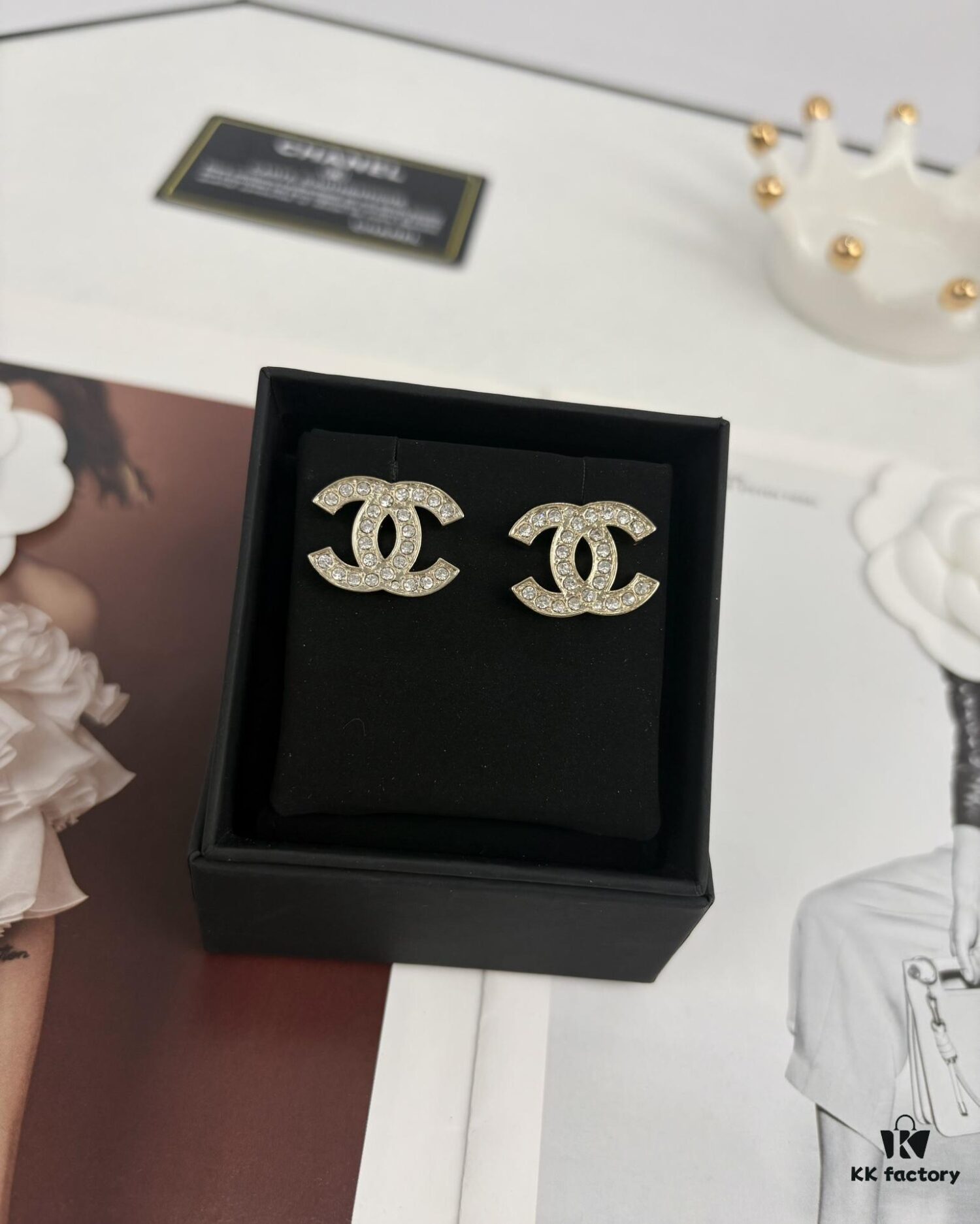 Xiaoxiang New Arrival Light Gold Full Diamond Double C Stud Earrings