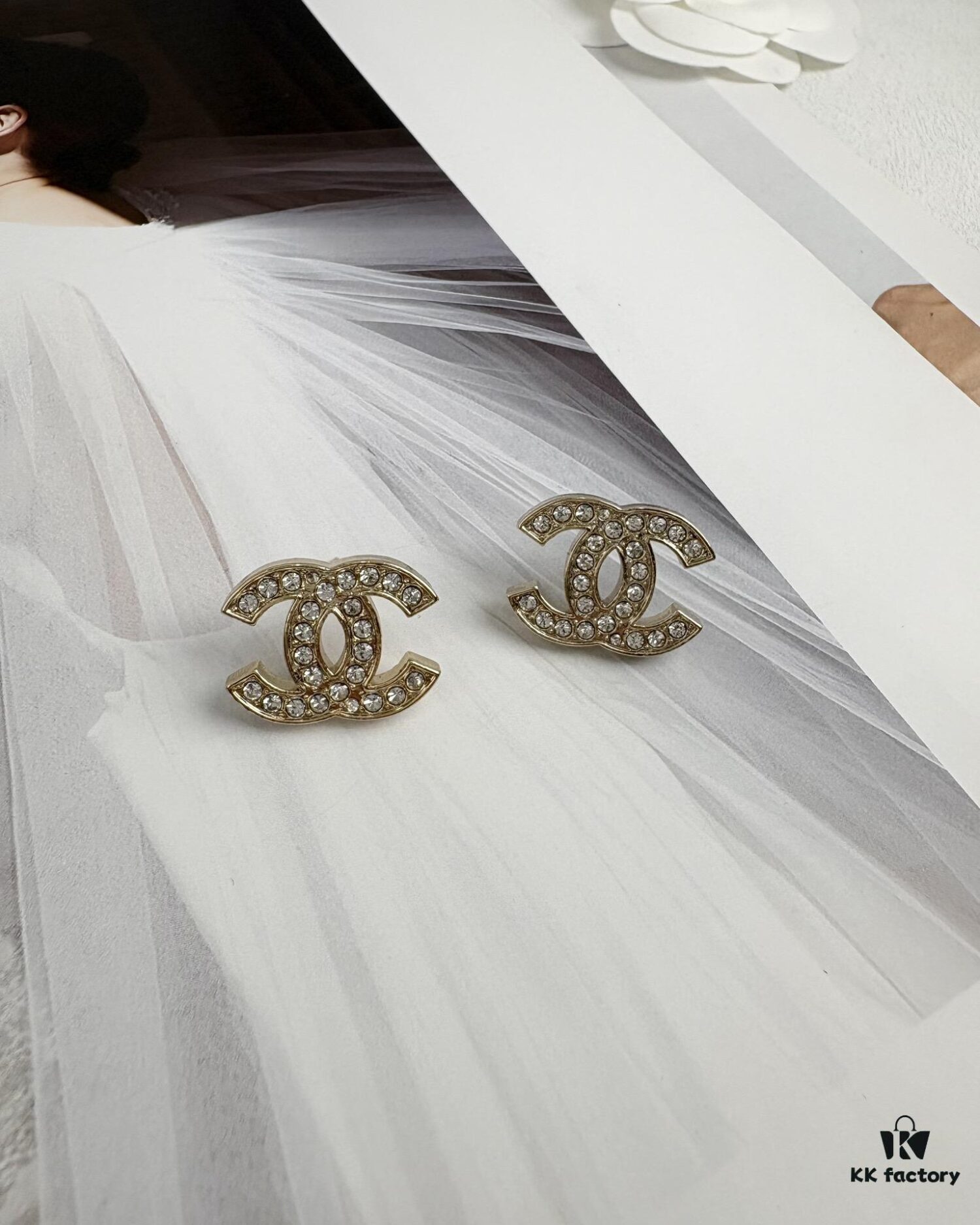 Xiaoxiang New Arrival Light Gold Full Diamond Double C Stud Earrings