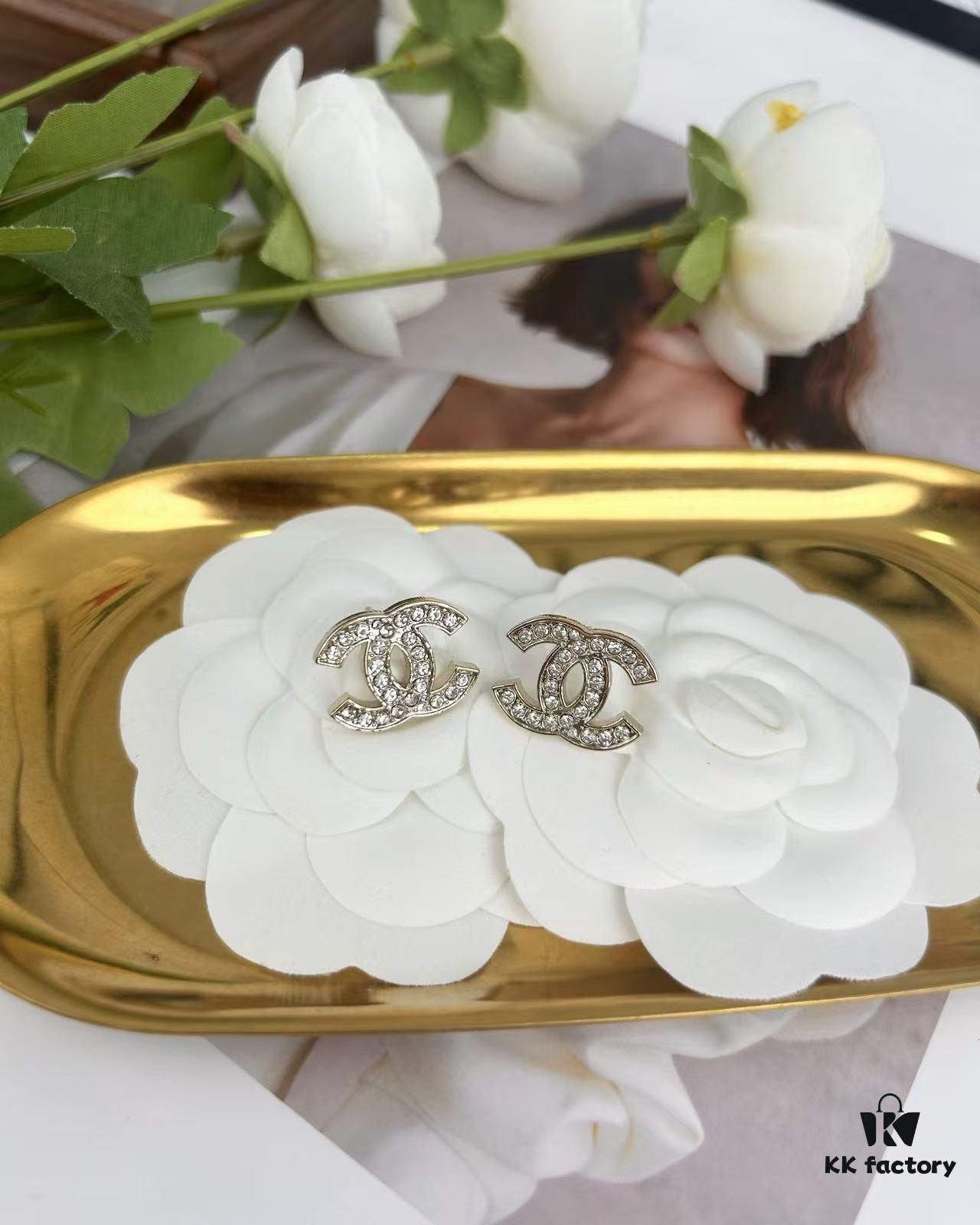 Xiaoxiang New Arrival Light Gold Full Diamond Double C Stud Earrings