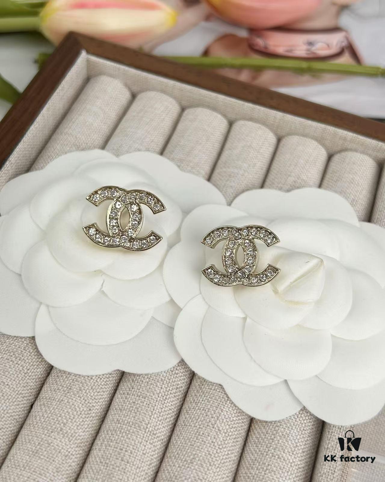 Xiaoxiang New Arrival Light Gold Full Diamond Double C Stud Earrings