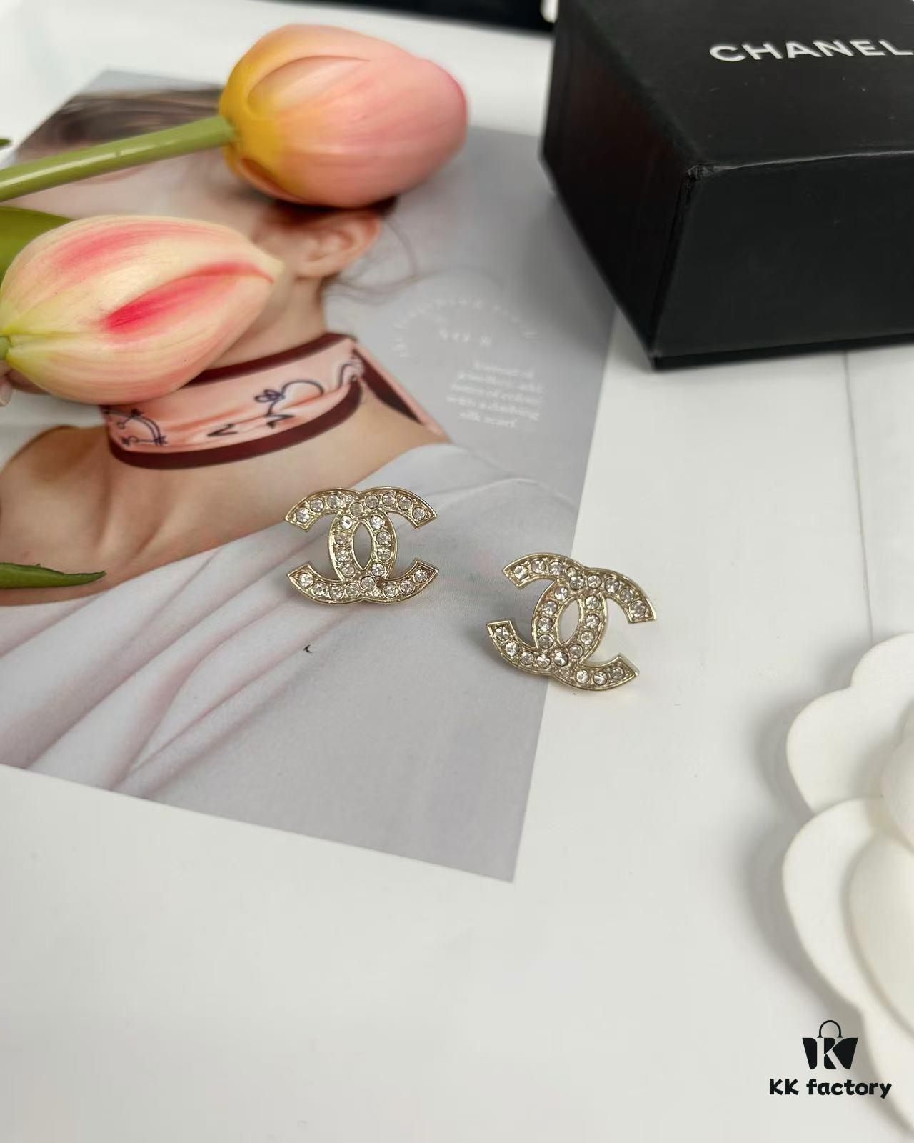 Xiaoxiang New Arrival Light Gold Full Diamond Double C Stud Earrings