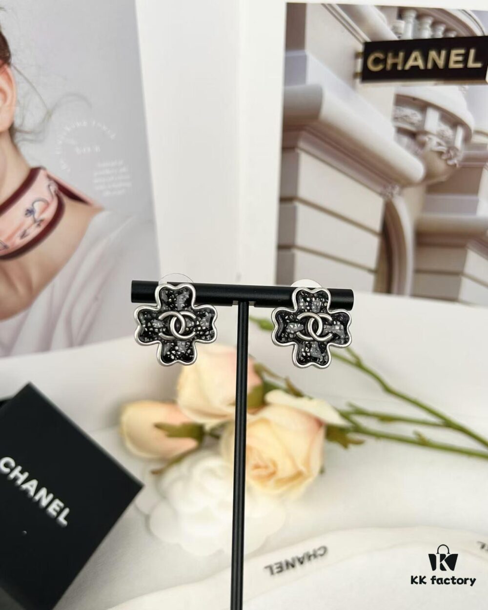 Xiaoxiang New Arrival Antique Silver and Antique Gold Black Fine Sparkle Four-Leaf Clover Stud Earrings