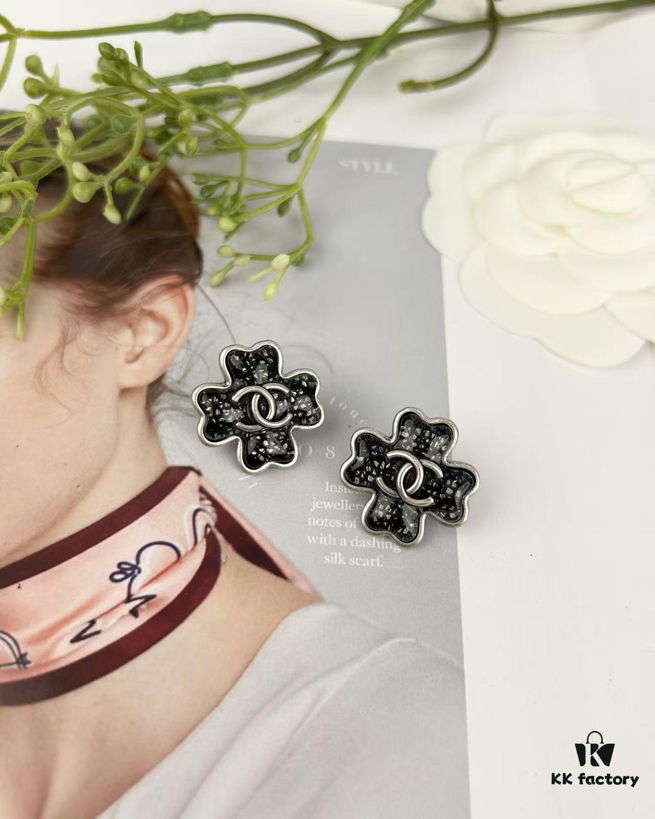 Xiaoxiang New Arrival Antique Silver and Antique Gold Black Fine Sparkle Four-Leaf Clover Stud Earrings