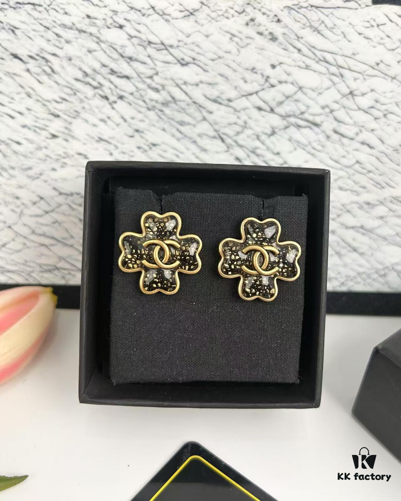 Xiaoxiang New Arrival Antique Silver and Antique Gold Black Fine Sparkle Four-Leaf Clover Stud Earrings