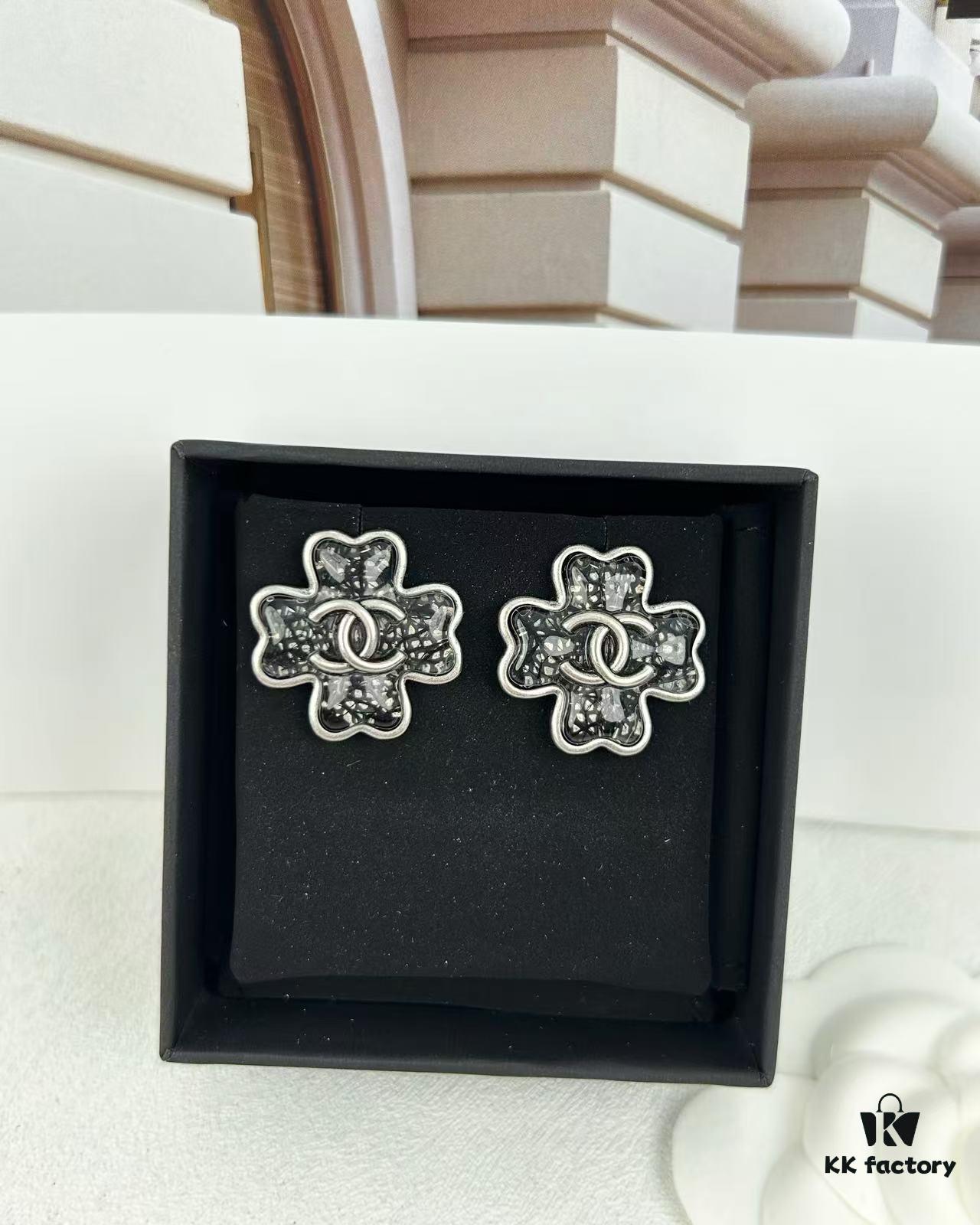 Xiaoxiang New Arrival Antique Silver and Antique Gold Black Fine Sparkle Four-Leaf Clover Stud Earrings