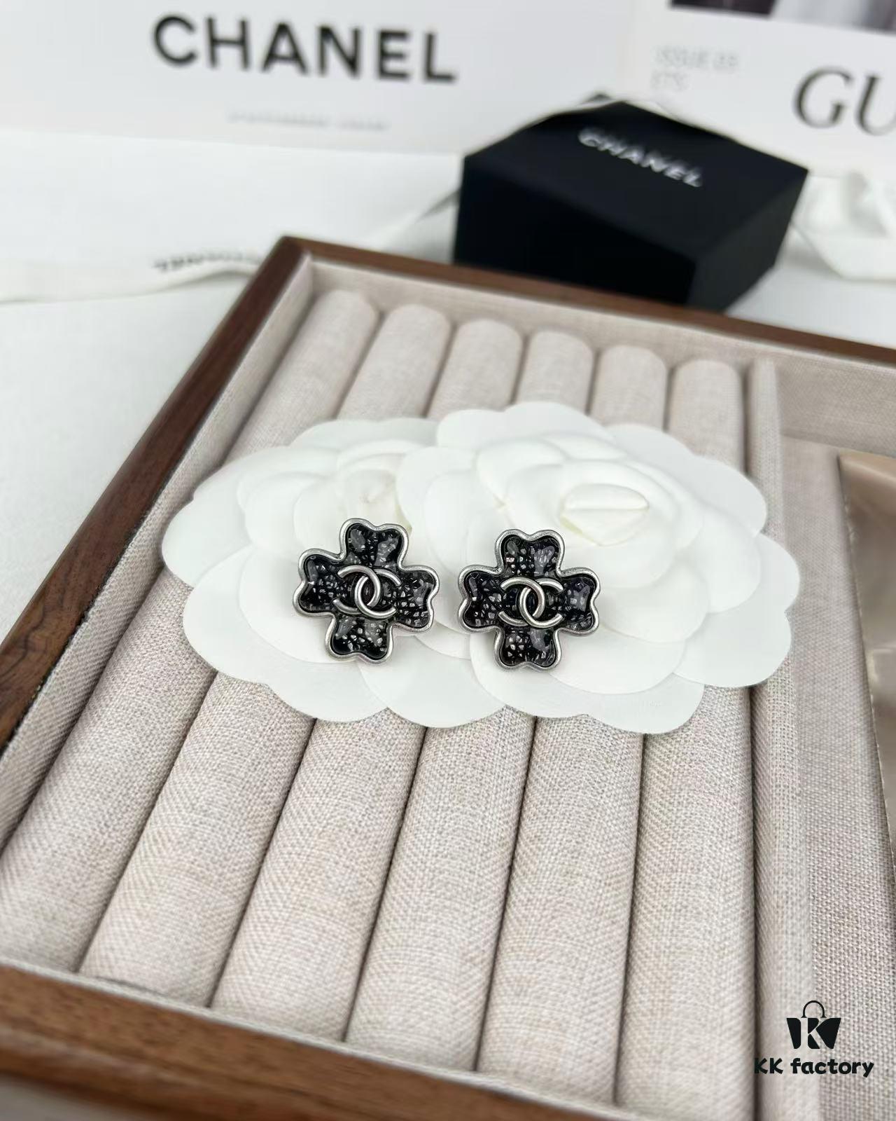 Xiaoxiang New Arrival Antique Silver and Antique Gold Black Fine Sparkle Four-Leaf Clover Stud Earrings