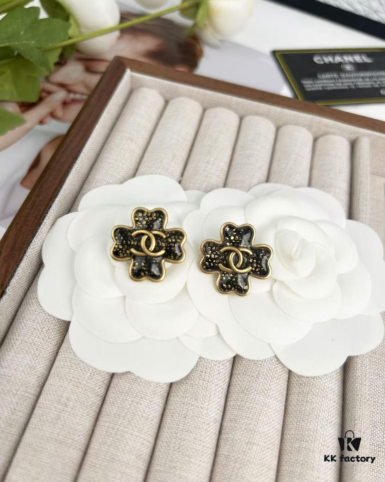 Xiaoxiang New Arrival Antique Silver and Antique Gold Black Fine Sparkle Four-Leaf Clover Stud Earrings