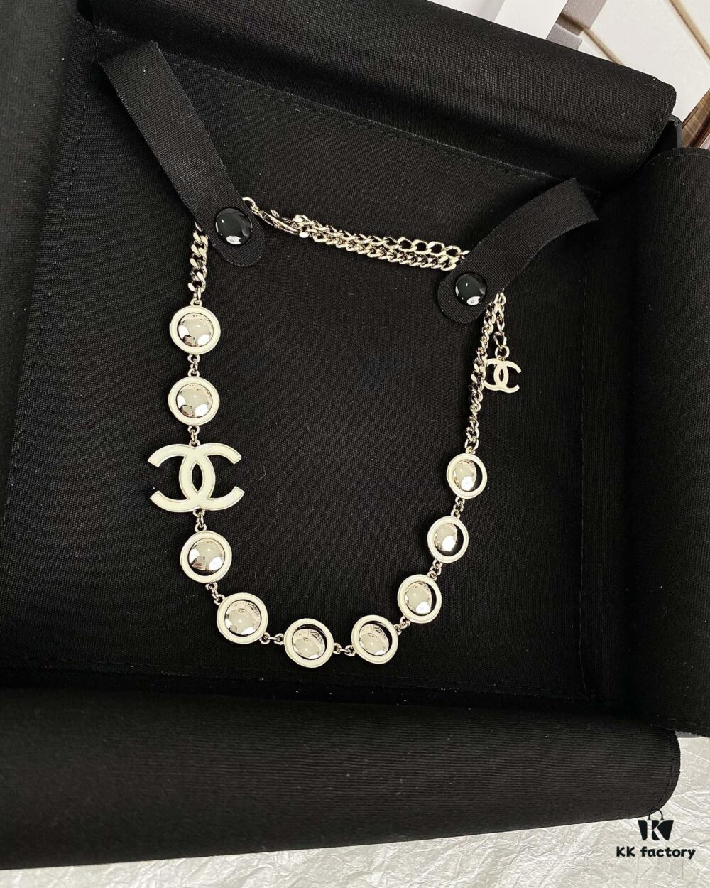 Xiaoxiang New Arrival White Oil-Drop Double C Round Mirror Clover Pendant Necklace with Smooth Chain