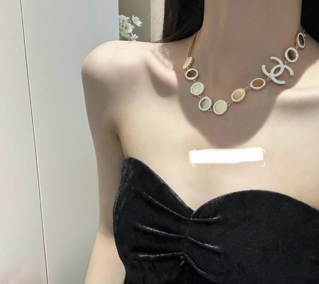 Xiaoxiang New Arrival White Oil-Drop Double C Round Mirror Clover Pendant Necklace with Smooth Chain