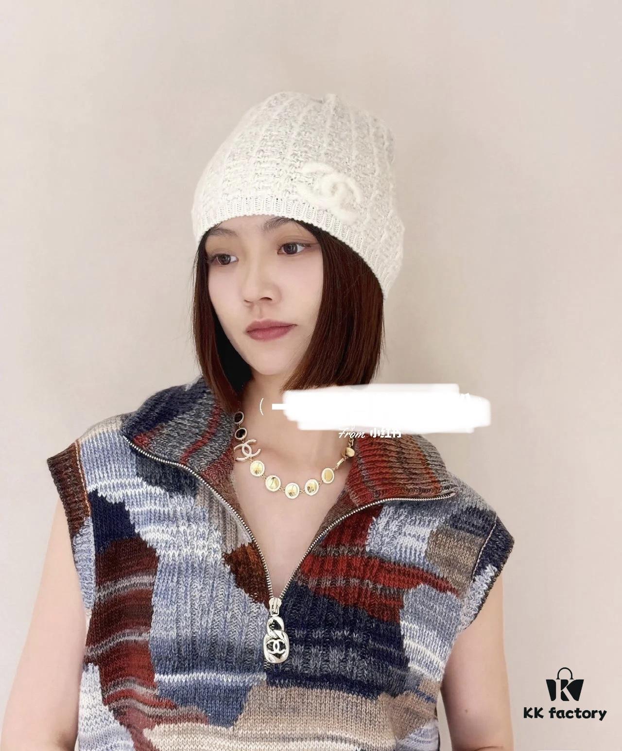 Xiaoxiang New Arrival White Oil-Drop Double C Round Mirror Clover Pendant Necklace with Smooth Chain