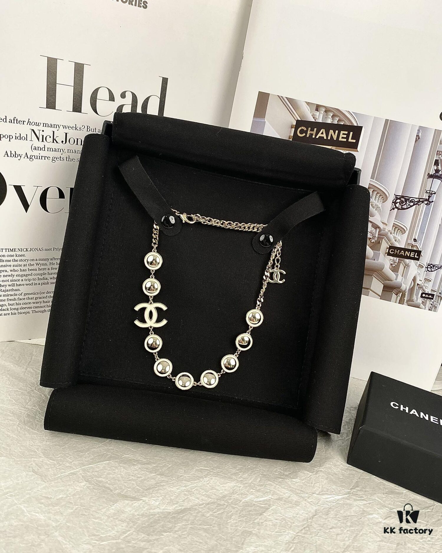 Xiaoxiang New Arrival White Oil-Drop Double C Round Mirror Clover Pendant Necklace with Smooth Chain