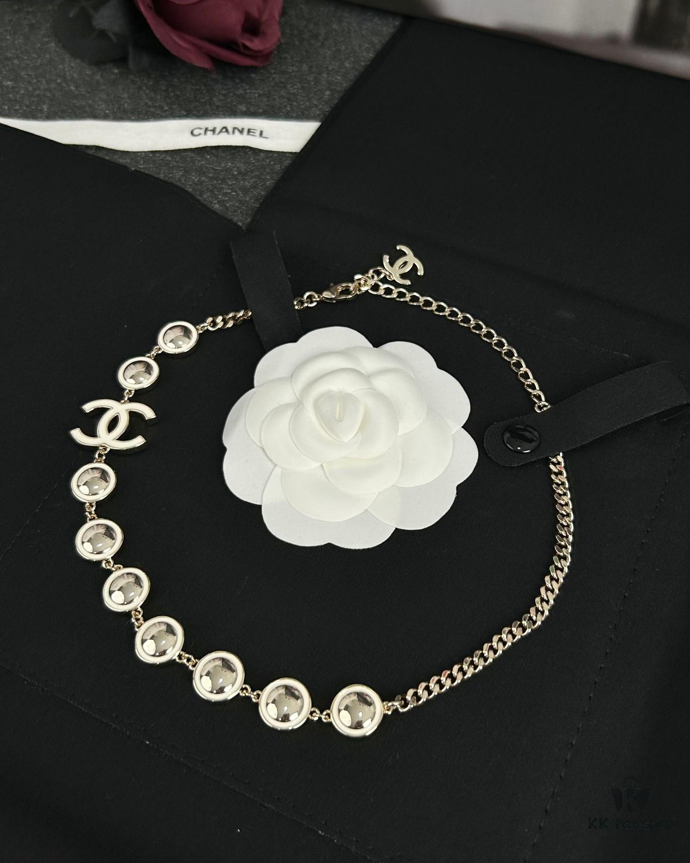 Xiaoxiang New Arrival White Oil-Drop Double C Round Mirror Clover Pendant Necklace with Smooth Chain