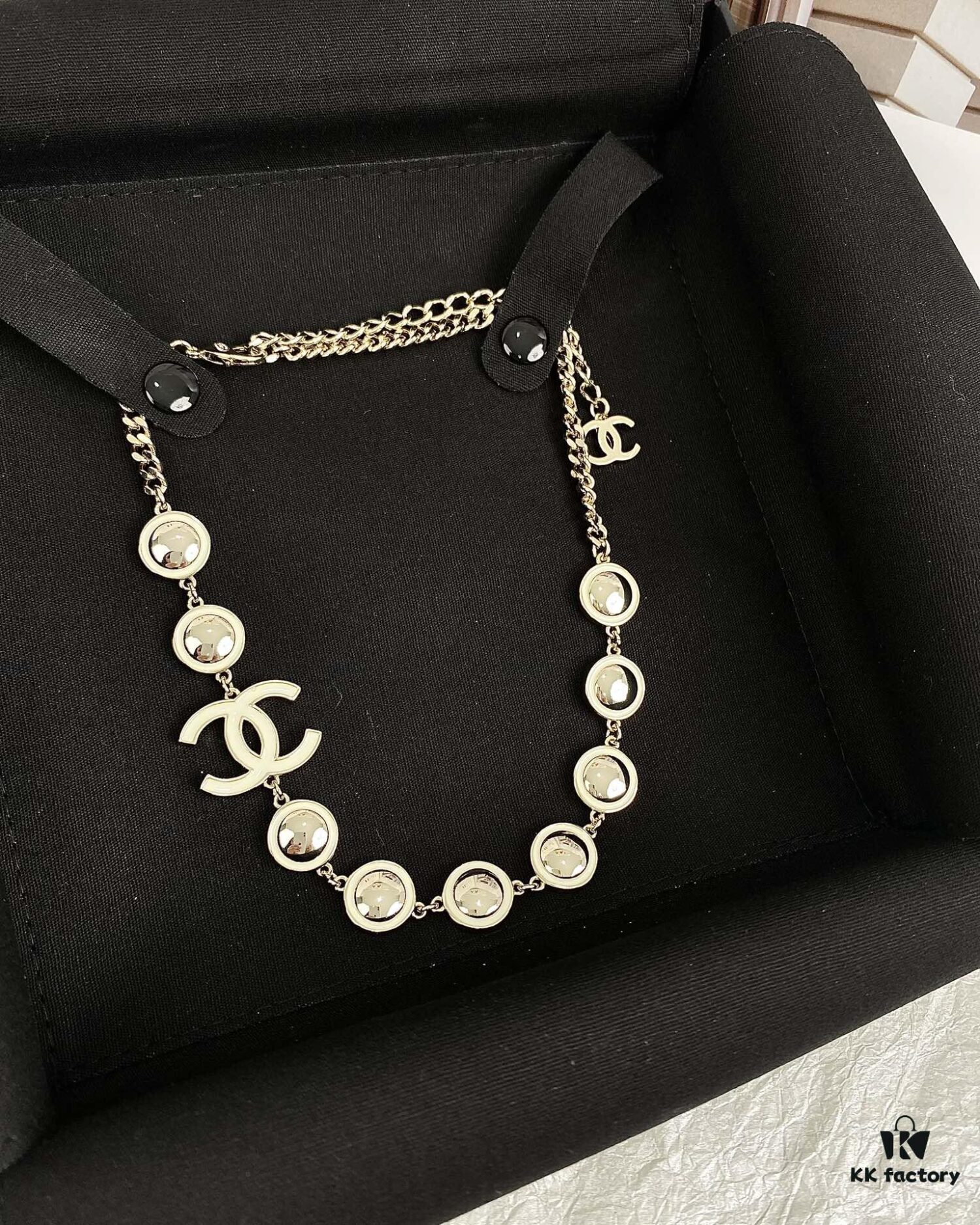 Xiaoxiang New Arrival White Oil-Drop Double C Round Mirror Clover Pendant Necklace with Smooth Chain