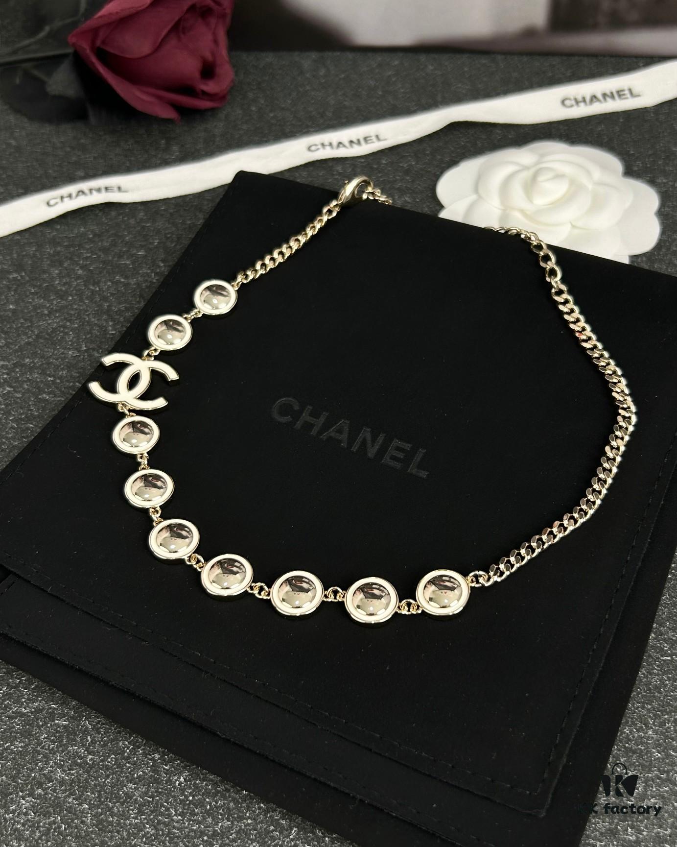 Xiaoxiang New Arrival White Oil-Drop Double C Round Mirror Clover Pendant Necklace with Smooth Chain