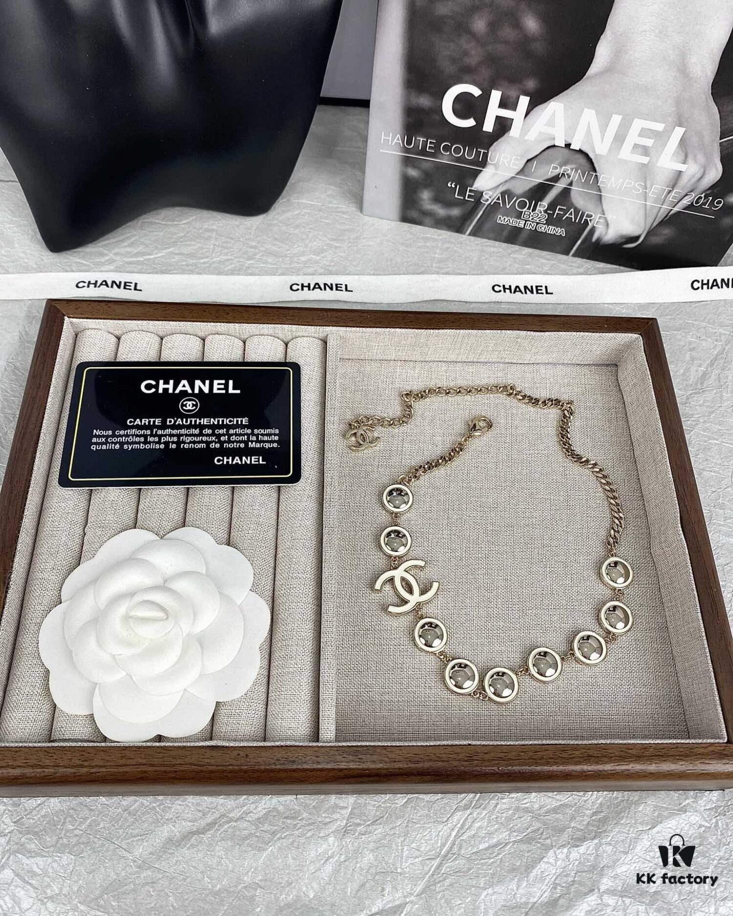 Xiaoxiang New Arrival White Oil-Drop Double C Round Mirror Clover Pendant Necklace with Smooth Chain