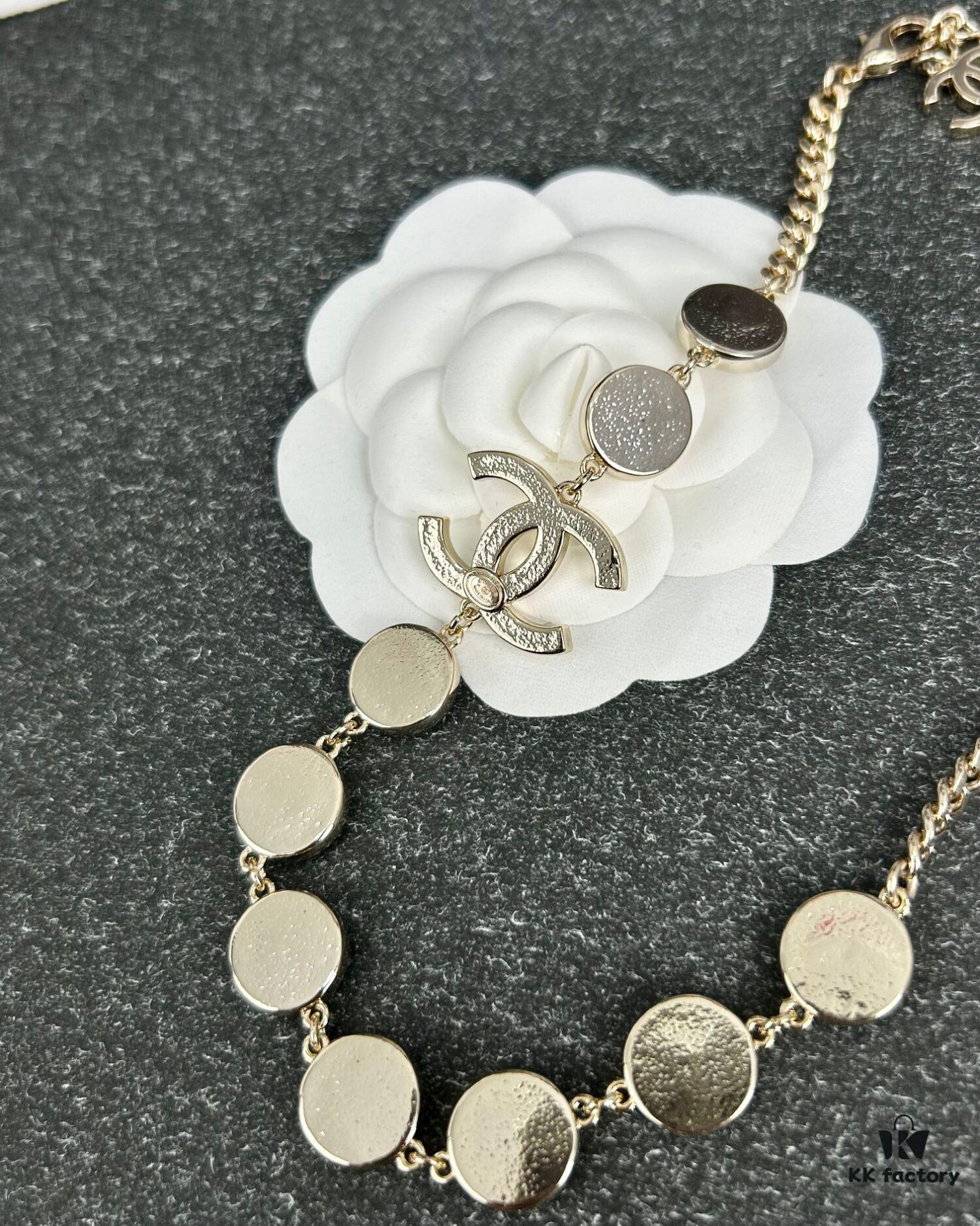 Xiaoxiang New Arrival White Oil-Drop Double C Round Mirror Clover Pendant Necklace with Smooth Chain