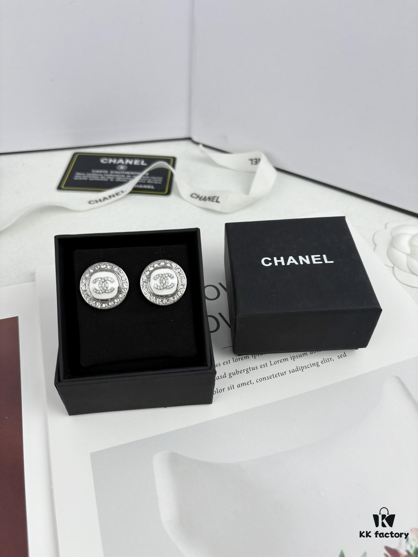 Xiaoxiang New Arrival White Enamel 3D Round Diamond-Inlaid Stud Earrings