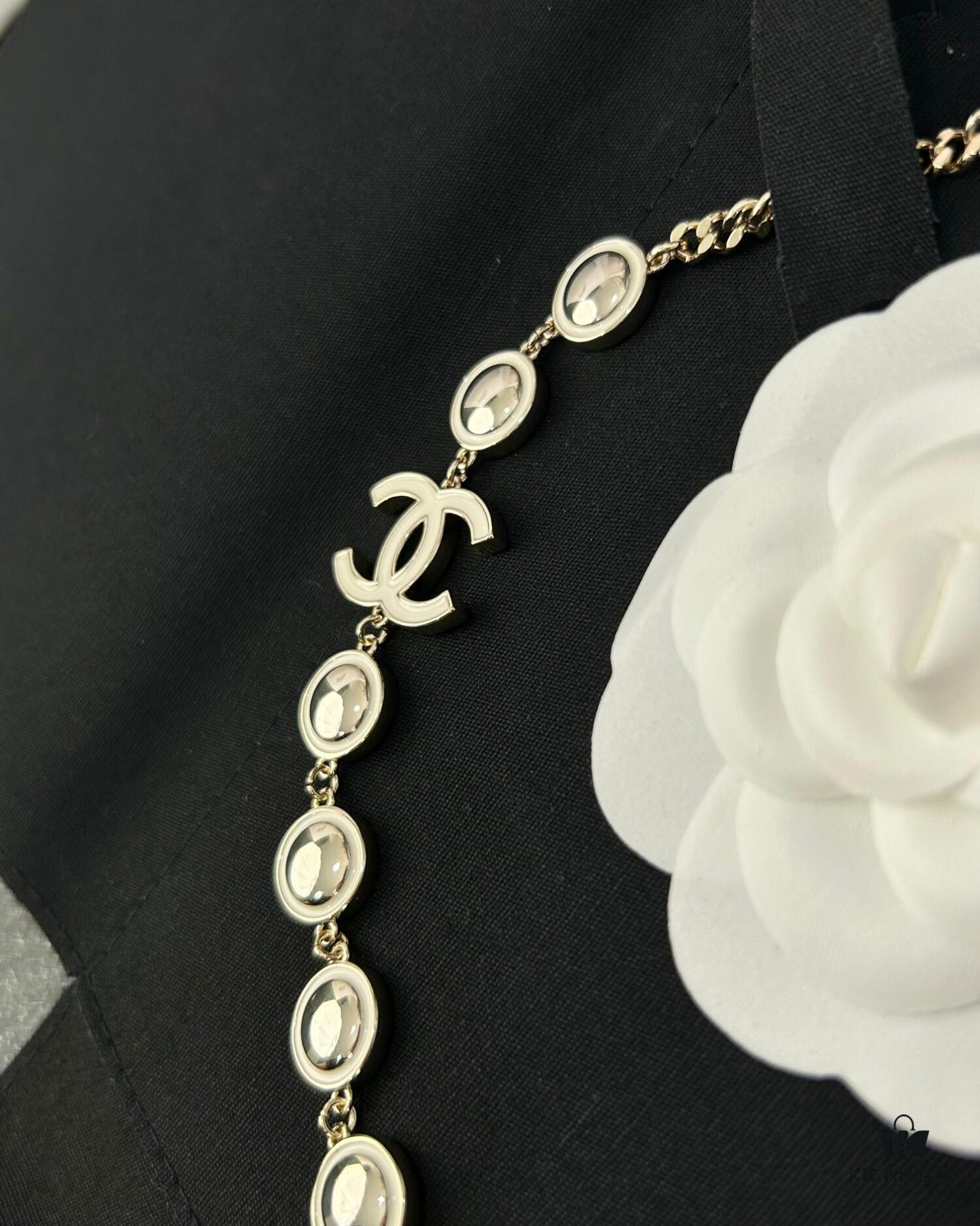 Xiaoxiang New Arrival White Oil-Drop Double C Round Mirror Clover Pendant Necklace with Smooth Chain