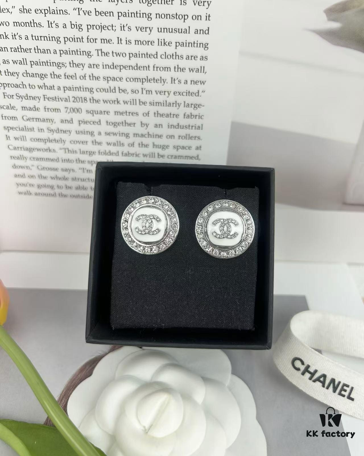 Xiaoxiang New Arrival White Enamel 3D Round Diamond-Inlaid Stud Earrings