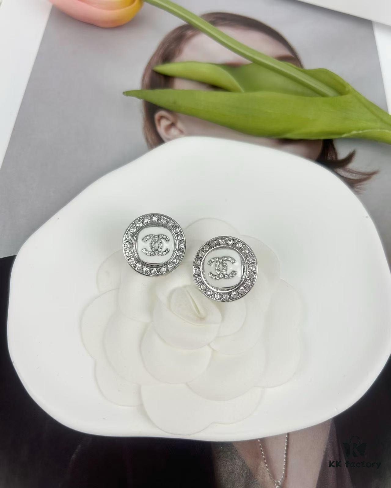 Xiaoxiang New Arrival White Enamel 3D Round Diamond-Inlaid Stud Earrings