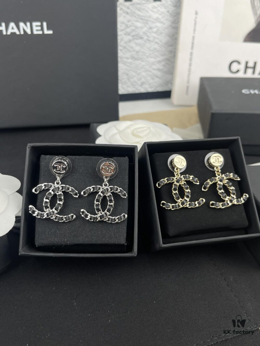 Xiaoxiang New Arrival Gold and Silver Two-Tone Luxury Double C Leather-Embedded Earrings