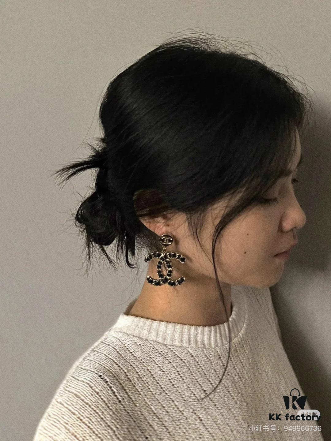 Xiaoxiang New Arrival Gold and Silver Two-Tone Luxury Double C Leather-Embedded Earrings