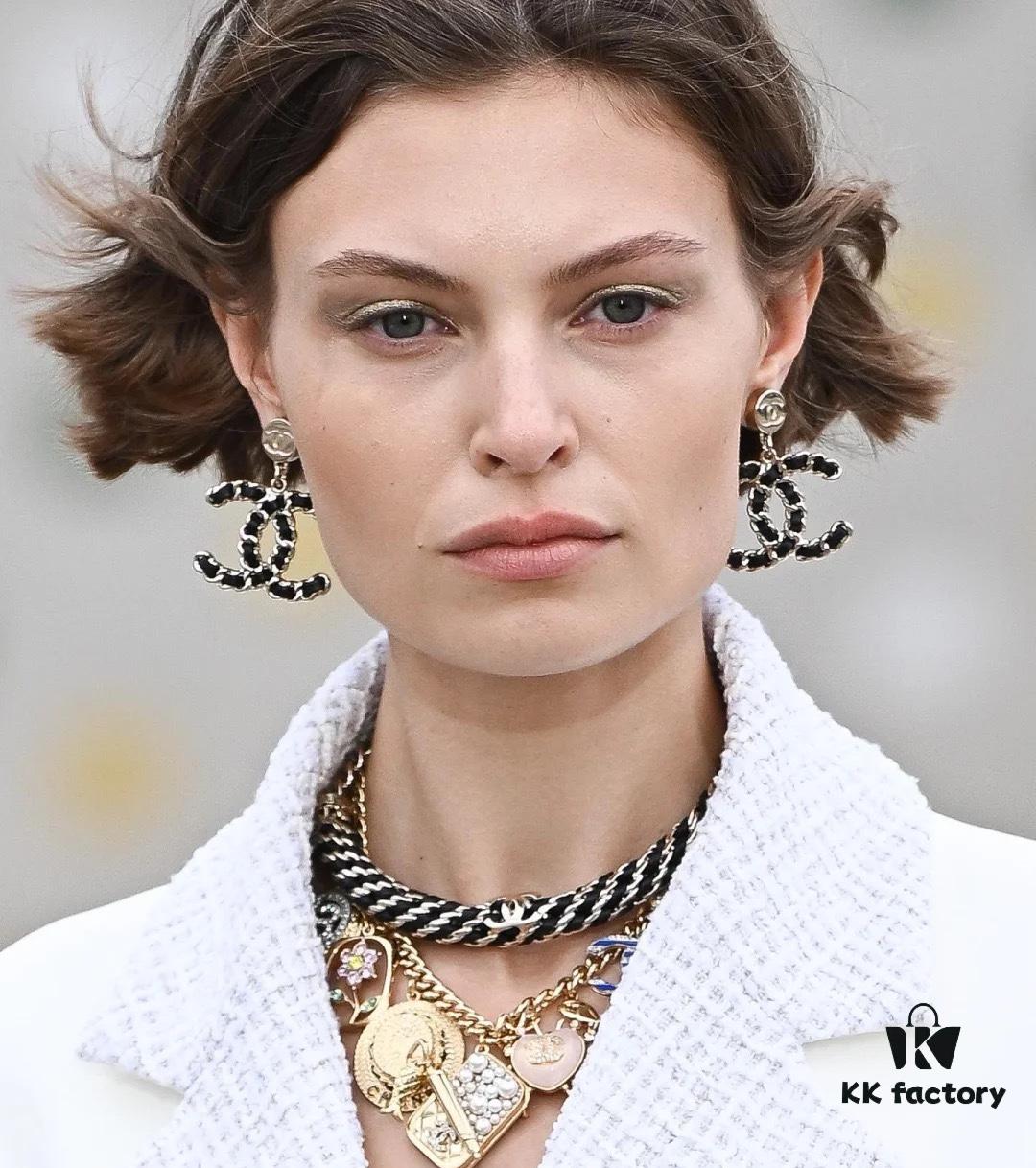 Xiaoxiang New Arrival Gold and Silver Two-Tone Luxury Double C Leather-Embedded Earrings