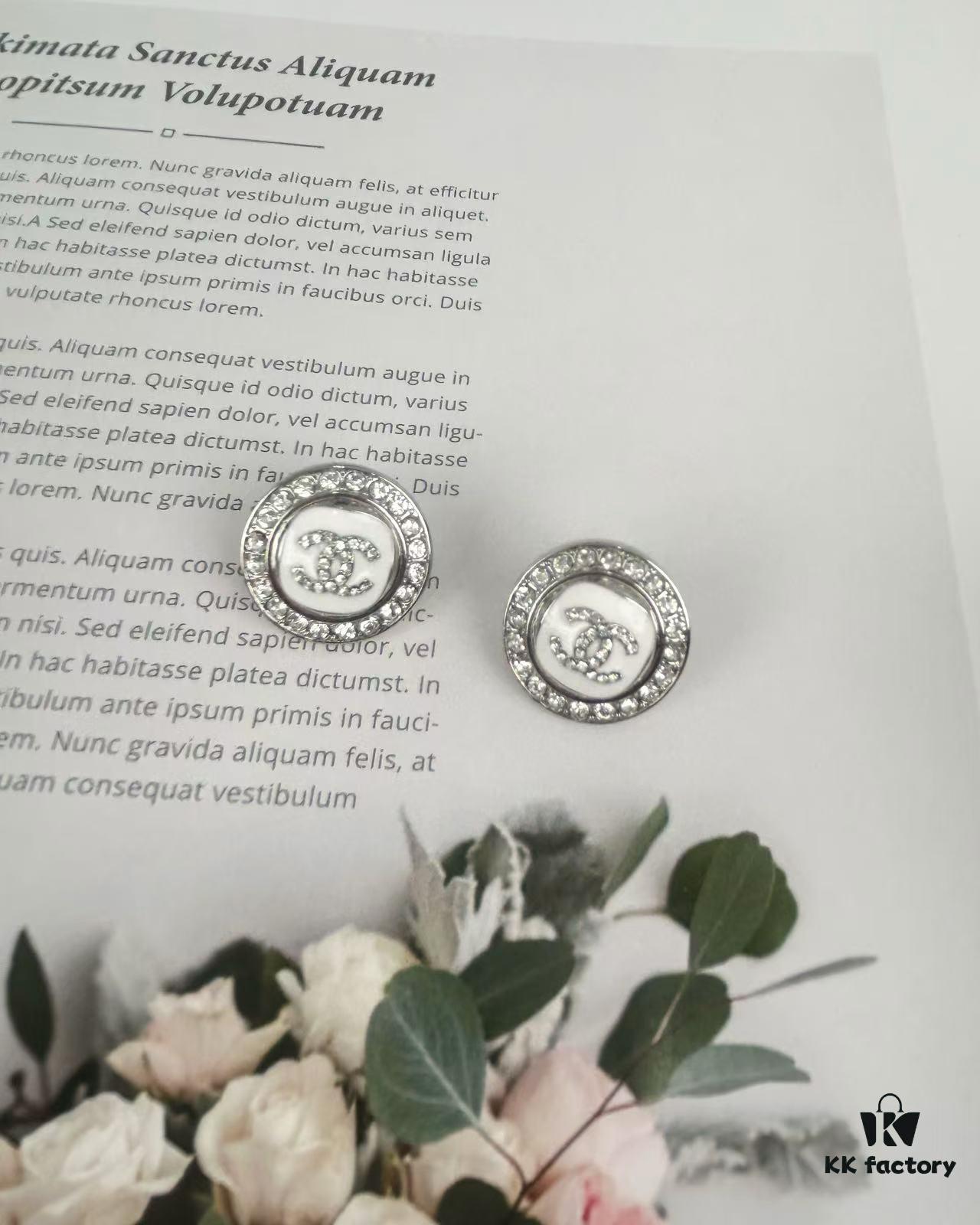 Xiaoxiang New Arrival White Enamel 3D Round Diamond-Inlaid Stud Earrings