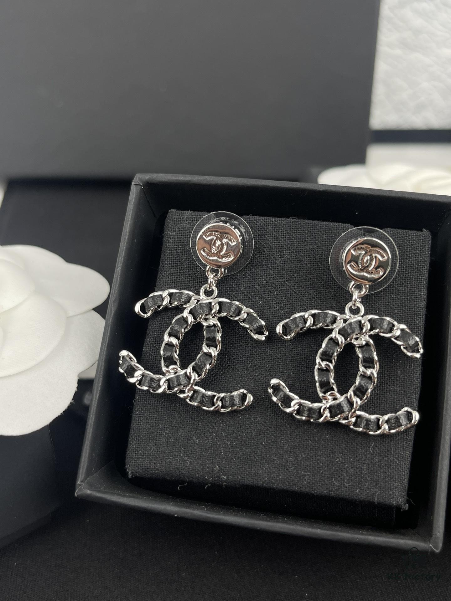 Xiaoxiang New Arrival Gold and Silver Two-Tone Luxury Double C Leather-Embedded Earrings