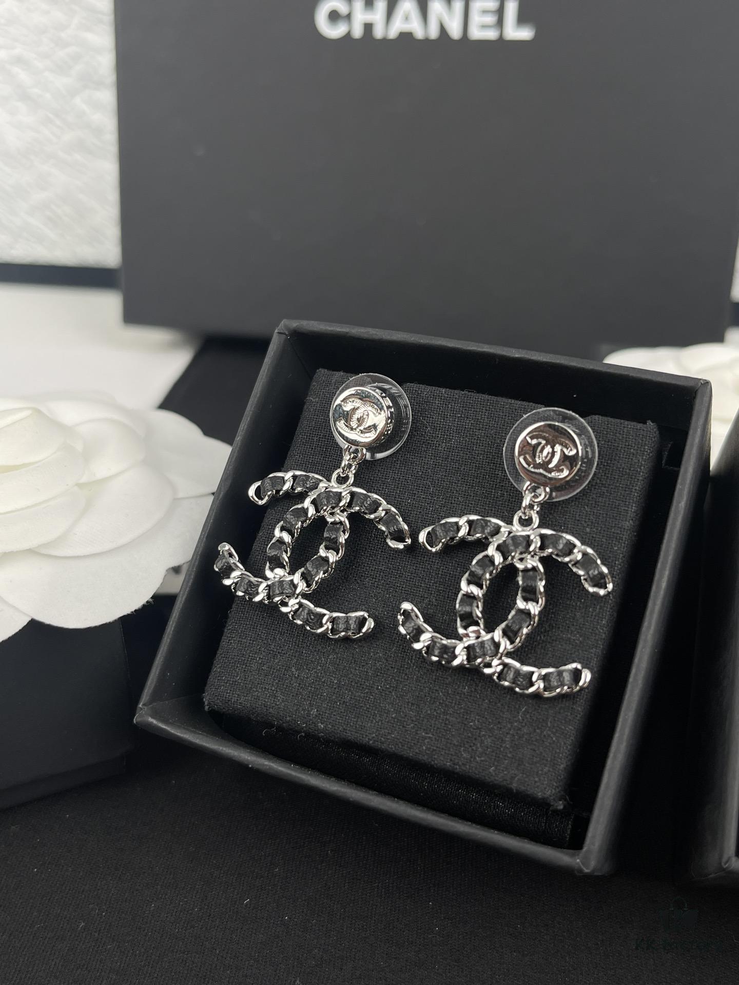 Xiaoxiang New Arrival Gold and Silver Two-Tone Luxury Double C Leather-Embedded Earrings