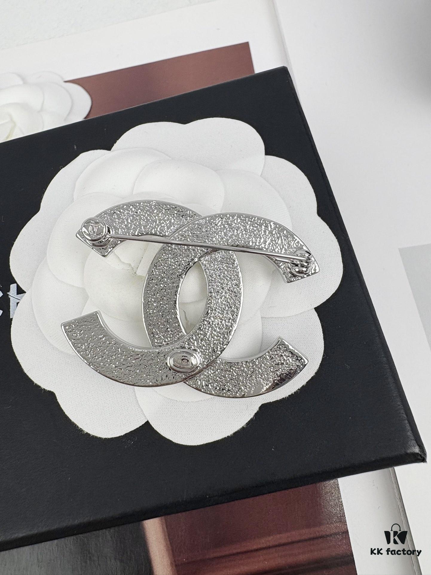 Xiaoxiang New Arrival Silver Triple Row Full Diamond Elegant Brooch 🌸