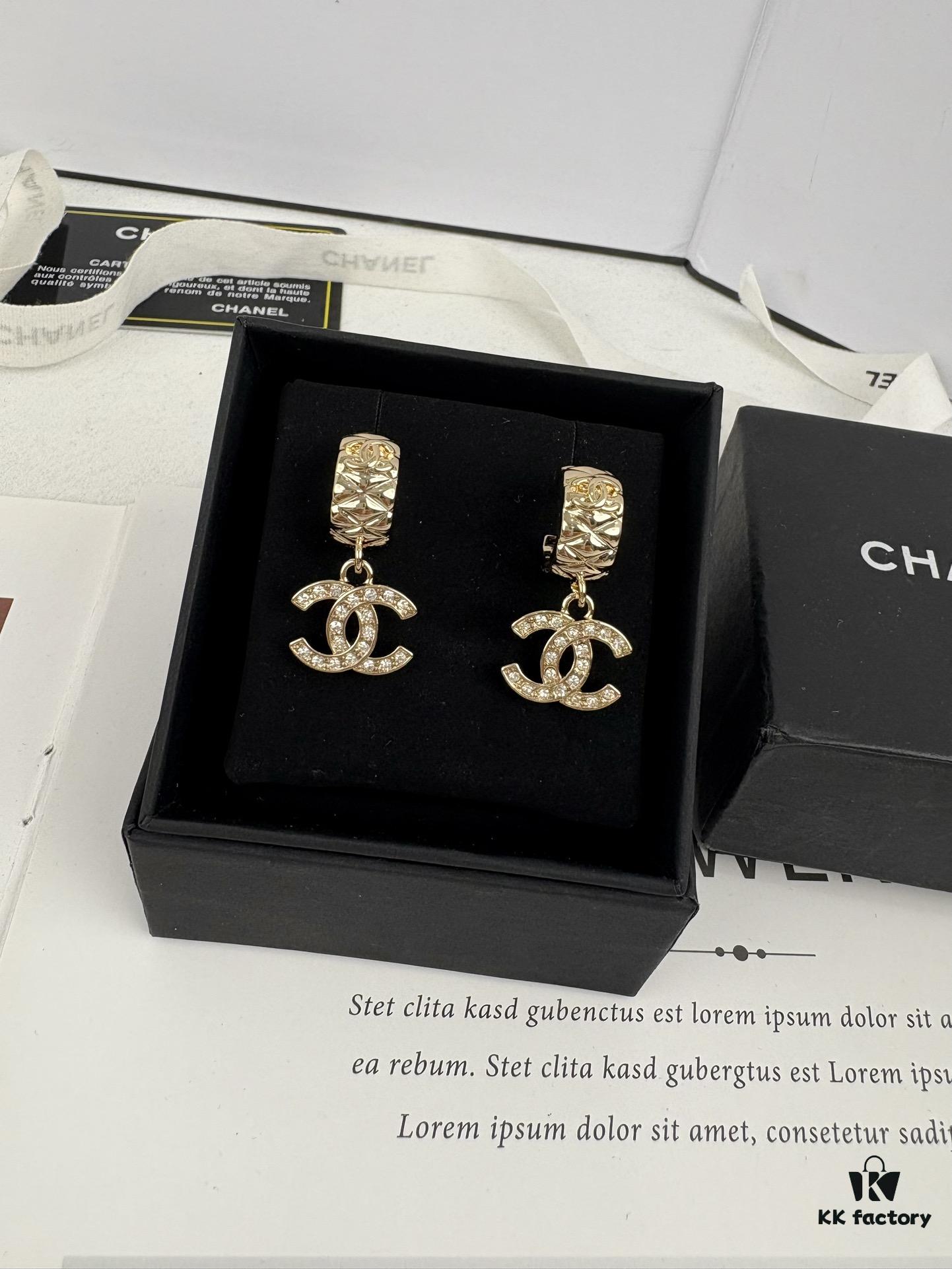 Xiaoxiang New Arrival Light Gold Diamond-Patterned Elegant Double C Earrings with Full Rhinestones, Hook Style