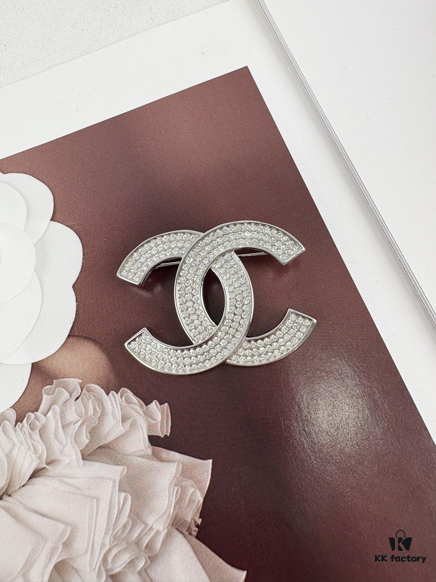 Xiaoxiang New Arrival Silver Triple Row Full Diamond Elegant Brooch 🌸