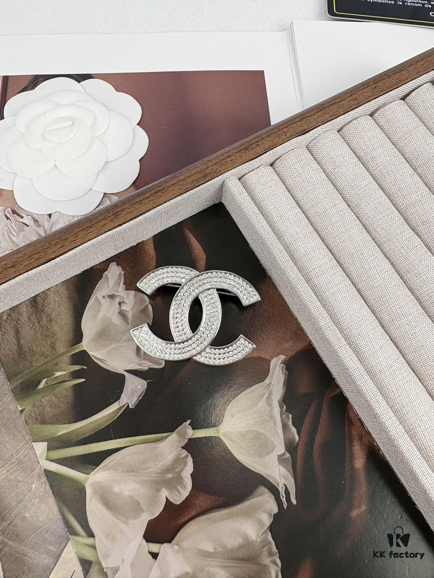 Xiaoxiang New Arrival Silver Triple Row Full Diamond Elegant Brooch 🌸